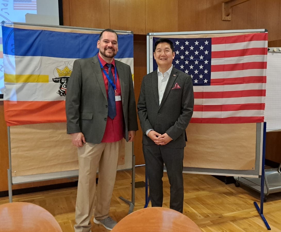 US-Generalkonsul Jason Chue (rechts) mit dem Studienleiter der Europäischen Akademie M-V, Dr. Matthew Heidtmann (links). Foto: Europäische Akademie M-V